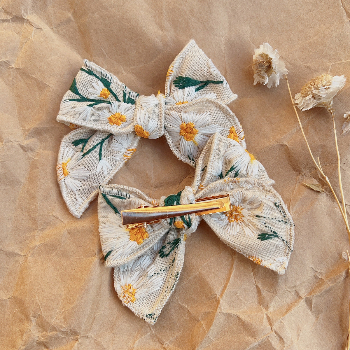 *RTS Embroidered Daisy Piggie Bows*